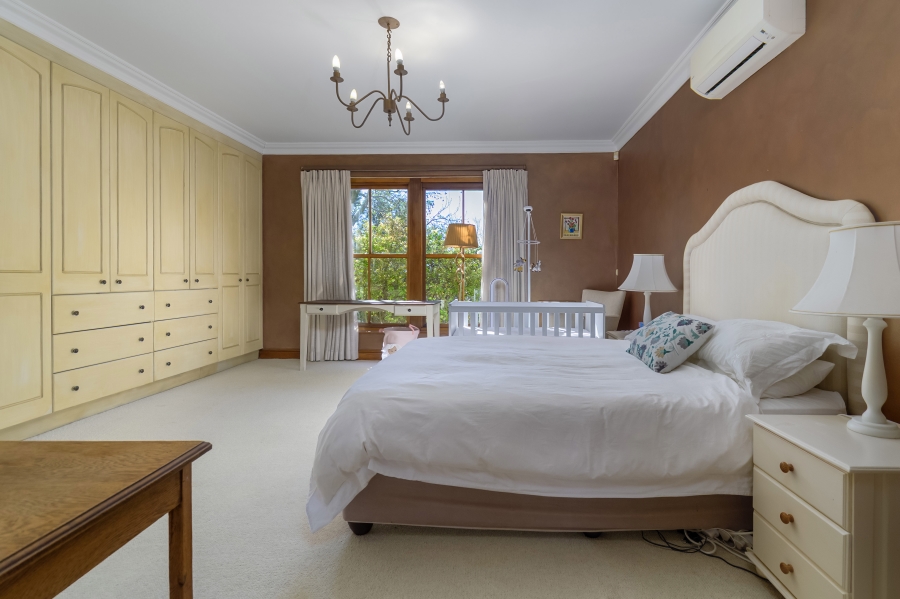 7 Bedroom Property for Sale in Zwaanswyk Western Cape